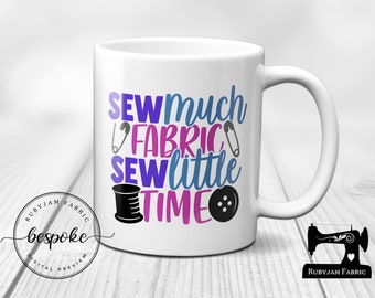 Nähen Sie viel Stoff, nähen Sie wenig Zeit, weiße Tasse, Nähe Humor, lustig, Tasse, Becher, Quilten, Handwerk, Geschenkidee, Crafty, Sewist, Näherin