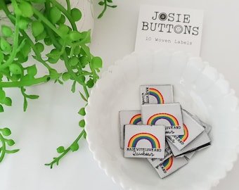 Realizzato con amore e arcobaleni - Josie Buttons - Novità - Abbigliamento - Etichette - Tessuto - Cucito - Cucito - Abbigliamento - Indumento - Tessuto Rubyjam
