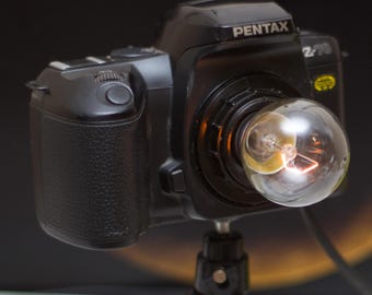 Edison Lampe aus alter Filmkamera Pentax. Dimmer optional. Fotograf und Fotokünstler Geschenk.