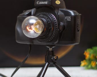 Edison Lampe aus alter Filmkamera gemacht. Dimmer optional. Fotograf und Fotokünstler Geschenk.