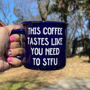 STFU | Smakuj tak, jakbyś musiał STFU | Bez Talkie przed Talkie | Twój głos mnie denerwuje | Kubek ogniskowy | Kubki do kawy | Kubki | Cicho