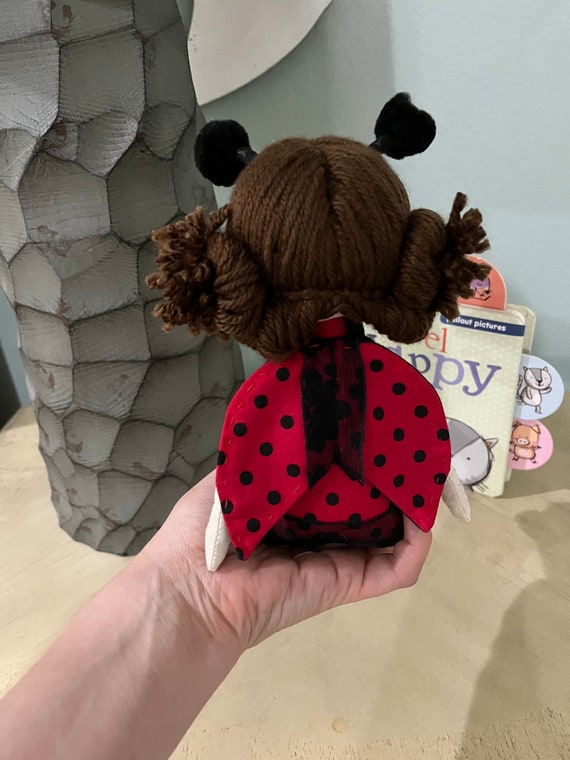 Peluche pour poupée coccinelle, poupée faite main, poupée de chiffon,  poupée en textile, objet de famille