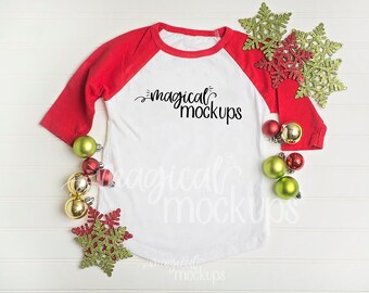 Camiseta para niños pequeños Raglan Mockup en blanco y rojo - Navidad Flat Lay - Youth Raglan Tee Winter - Flatlay Background Design