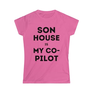 Könnte beinhalten: Pinkes Damen-T-Shirt mit schwarzem Text, der "Son House is my co-pilot." lautet.