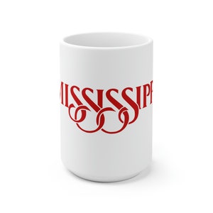 Könnte beinhalten: Weiße Keramiktasse mit einer roten Grafik des Wortes "MISSISSIPPI", wobei die Buchstaben "S" ineinander verschlungen sind.