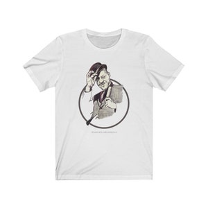 Può includere: Maglietta bianca con un'illustrazione in bianco e nero di Sonny Boy Williamson II con un cappello e che tiene un'armonica. Il testo "SONNY BOY WILLIAMSON II" è stampato sotto l'illustrazione.