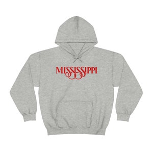 Könnte beinhalten: Ein grauer Kapuzenpullover mit dem Wort "MISSISSIPPI" in Rot auf der Vorderseite.