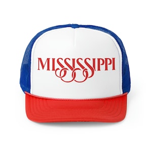 Könnte beinhalten: Eine weiße und blaue Trucker-Kappe mit rotem Schirm und dem Wort "MISSISSIPPI" in roten Buchstaben mit einem roten, ineinandergreifenden "S"-Design.
