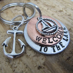 hand gestempelde sleutelhanger, Lake house sleutels, Welkom aan het meer, cadeau voor nieuw huis, cottage sleutelhanger, Cabin sleutelhanger, zeilboot, anker