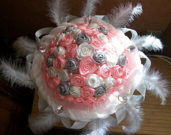 Bouquée mariée, bouquet rond mariée, bouquet mariée rose blanc argent, bouquet mariée plumes perles et strass, bouquet fleurs éternelles