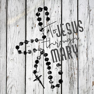 Puede incluir: Una imagen en blanco y negro de un rosario con una cruz en la parte inferior. El rosario tiene la forma de una cruz. El texto "To Jesus through Mary" está escrito en negro sobre un fondo blanco.