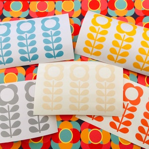 Puede incluir: Cinco hojas de pegatinas de vinilo con tres diseños de flores cada una. Los diseños son en tonos de azul, amarillo, crema, gris y naranja.
