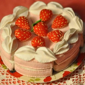 FREE SHIPPING // Felt Cake //Wool Play Food // Waldorf toy // a Strawberry Cake