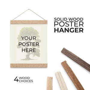 Könnte beinhalten: Ein Posteraufhänger aus massivem Holz mit einem hellen Holzrahmen, der ein Poster mit einer Baumgrafik hält. Der Text "YOUR POSTER HERE" ist sichtbar. Das Bild zeigt auch vier Holzauswahlen und den Text "SOLID WOOD POSTER HANGER".