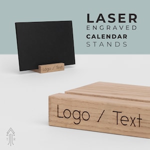 Soporte de calendario de madera grabado con ranura grande.