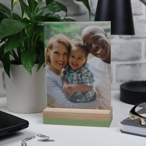 ACCENT COLOR Fotohalter, Holzständer und Acryl, personalisierter Fotohalter, freischwebendes Acryl, Floating Acryl-Fotohalter