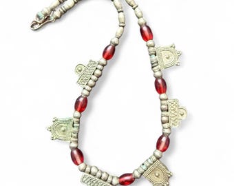 Colar tribal vintage | Contas vermelhas e pingentes de metal prateado antigo | Joias étnicas boho