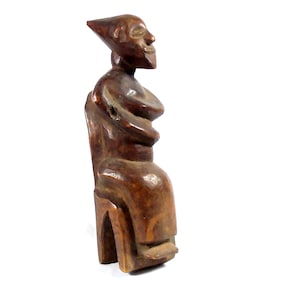 Auténtica estatua africana antigua: antigua escultura de tumba de Konso Waka etíope. Estatua africana de madera antigua: figura de tumba de Konso Waka etíope
