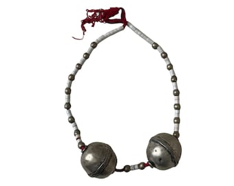 Collar etíope vintage con cuentas: colgantes de plata, amuleto tribal