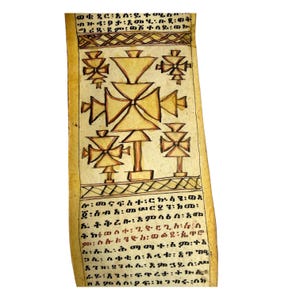 Puede incluir: Un pergamino envejecido con tonos amarillentos, con diseños geométricos de cruces en tonos marrones y beige. El documento incluye texto en un idioma desconocido, lo que aumenta su significado histórico y cultural.
