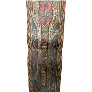 Puede incluir: Panel de madera vertical pintado a mano con un diseño detallado y colorido. La obra de arte presenta una figura central con una cara roja y patrones intrincados, flanqueada por dos serpientes rojas. Formas geométricas y motivos tribales llenan el fondo.
