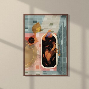 Peut inclure: Une illustration encadrée d'une personne dans une baignoire remplie d'un ciel étoilé noir et de petits poissons. La baignoire est dans une salle de bain carrelée avec un tourne-disque et un tapis sur le sol.