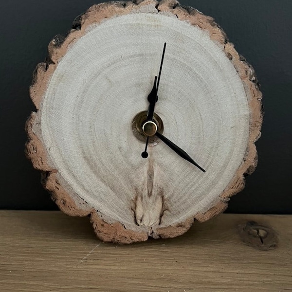 Horloge murale ronde. Horloge en bois tranche de bûche
