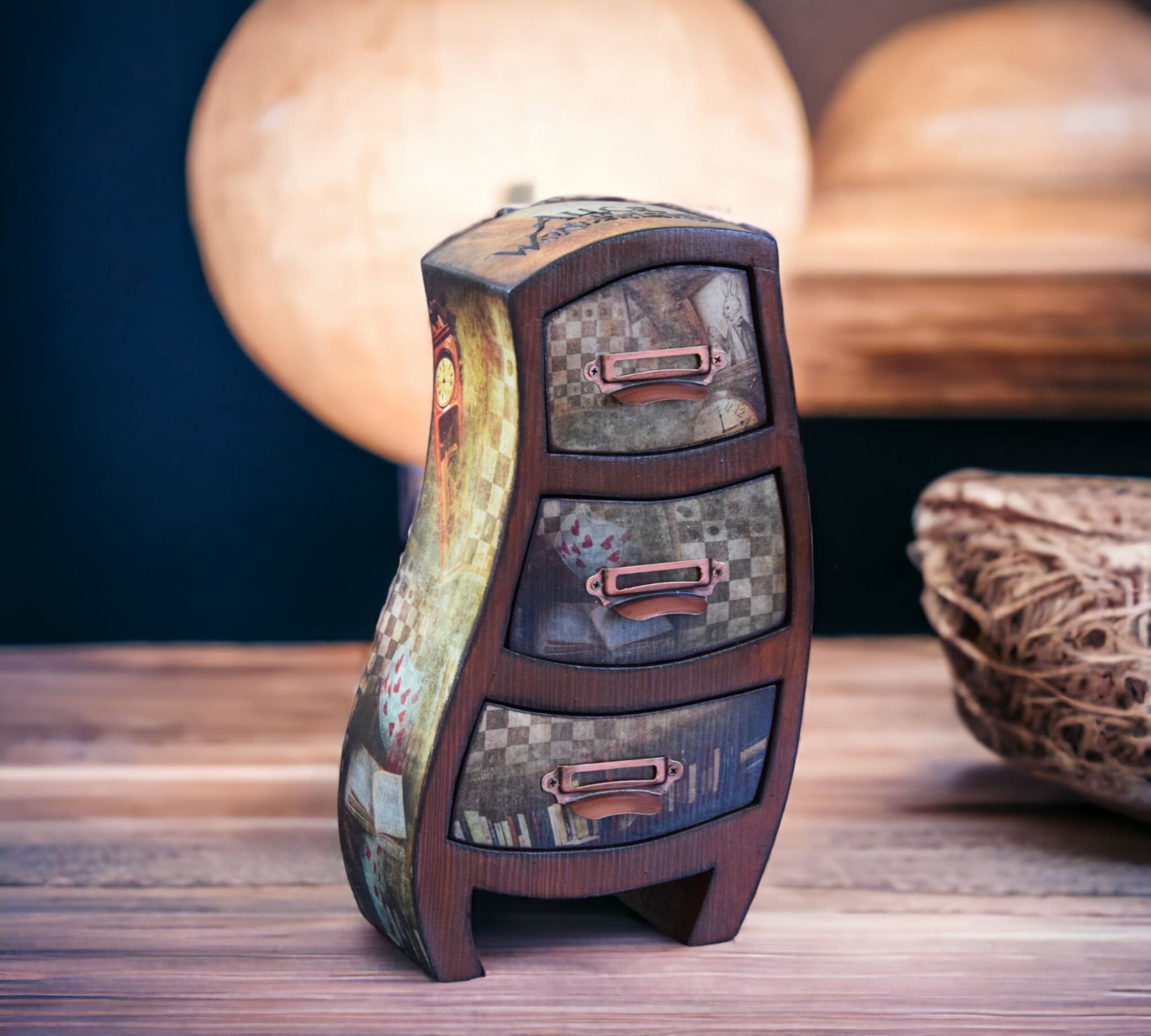 不思議の国のアリスのジュエリーボックス：気まぐれなミニ薬局