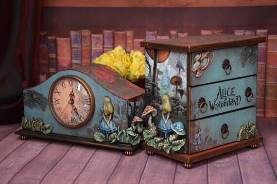 Wavy Table Clock With Clay Sculpture Elements With Textures and 3