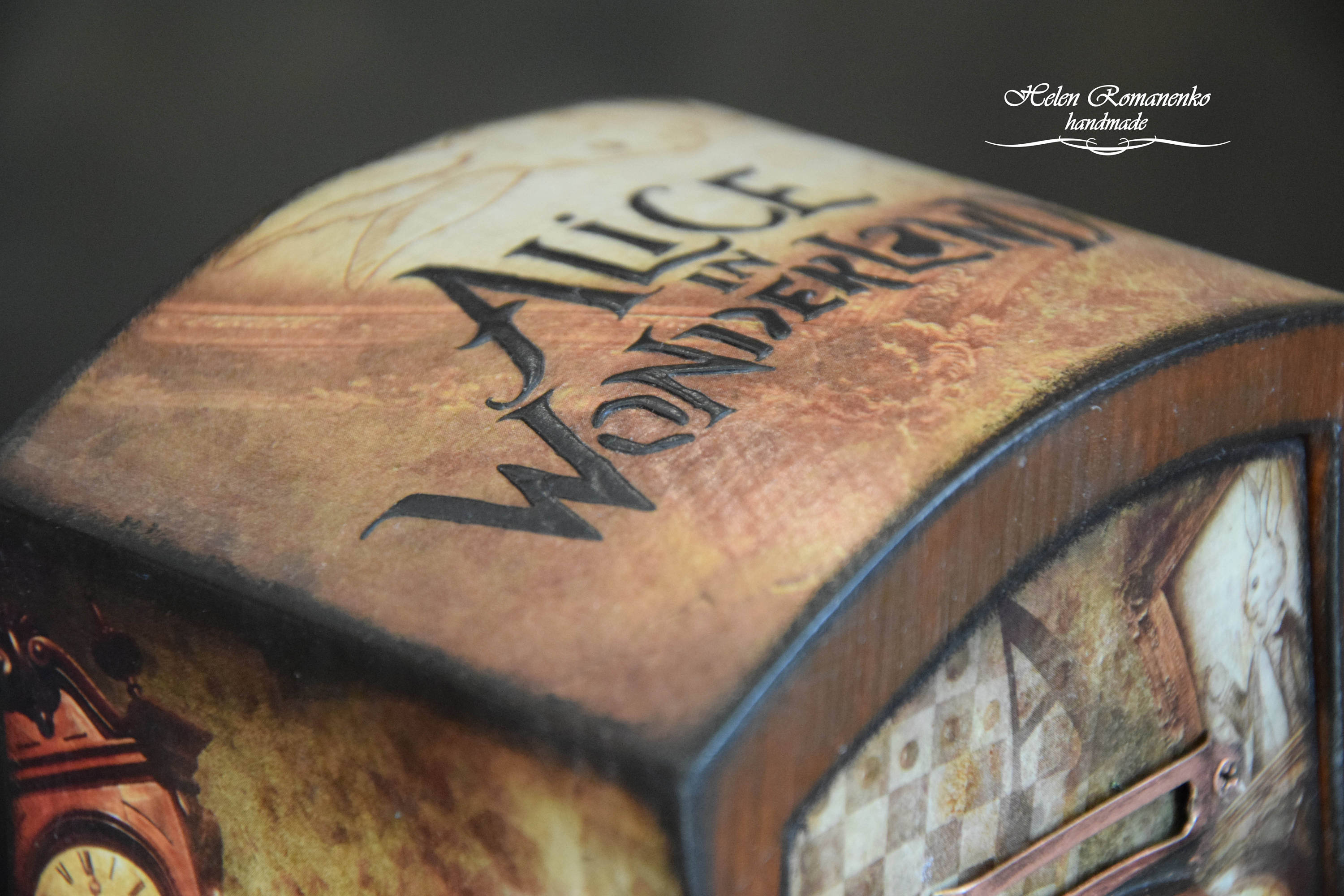 不思議の国のアリスのジュエリーボックス：気まぐれなミニ薬局