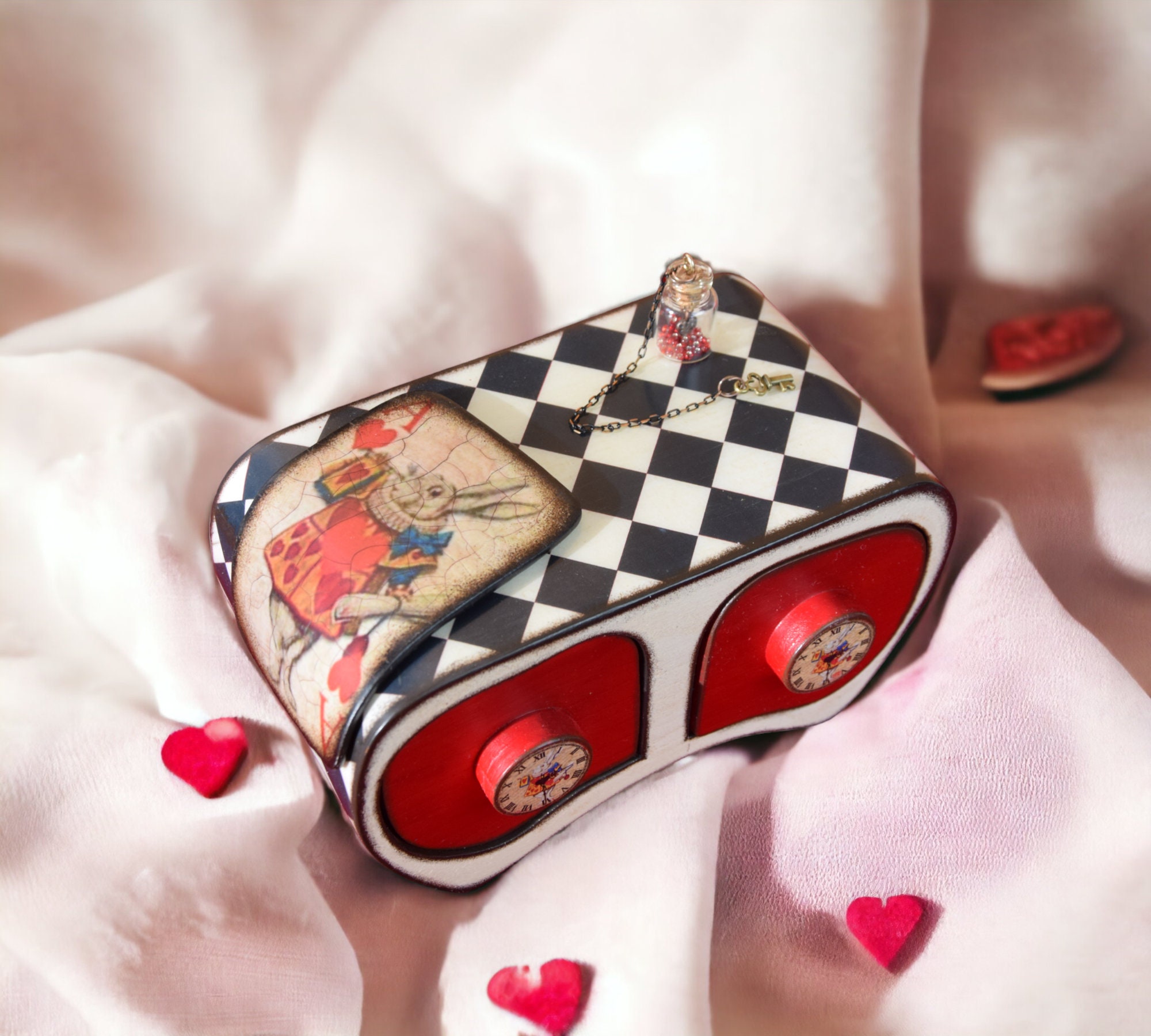 De vriendelijkheid zelve! De hartenkoningin wil dat je komt kijken, so you  better! 🫶 Alice In Wonderland nog tot en met 4 januari te zien in  Stadsschouwburg Antwerpen!, image size:2000x1800