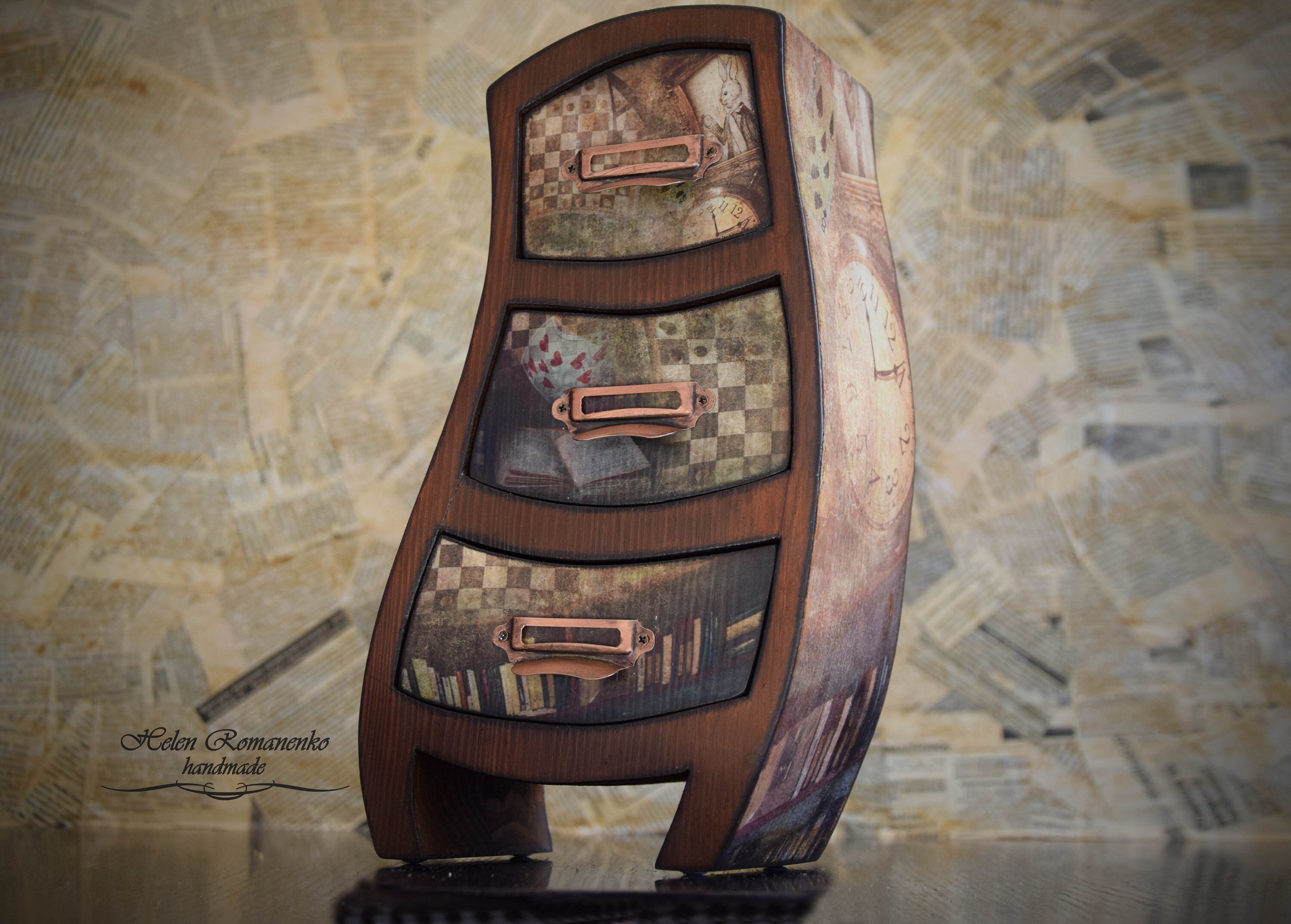 不思議の国のアリスのジュエリーボックス：気まぐれなミニ薬局