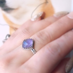 Anillo de plata de ley de amatista, anillo cuadrado de piedra preciosa natural, anillo de cristal púrpura de lavanda, anillo de patrón floral, anillo oxidado estampado