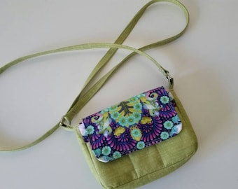 Bella Crossbody Purse PDF Sewing Pattern - 6.5" x 4.5" - Meets Stadium size regulations - 3 Slip Pockets, 1 Zipper Pocket, Magnetic Snap
