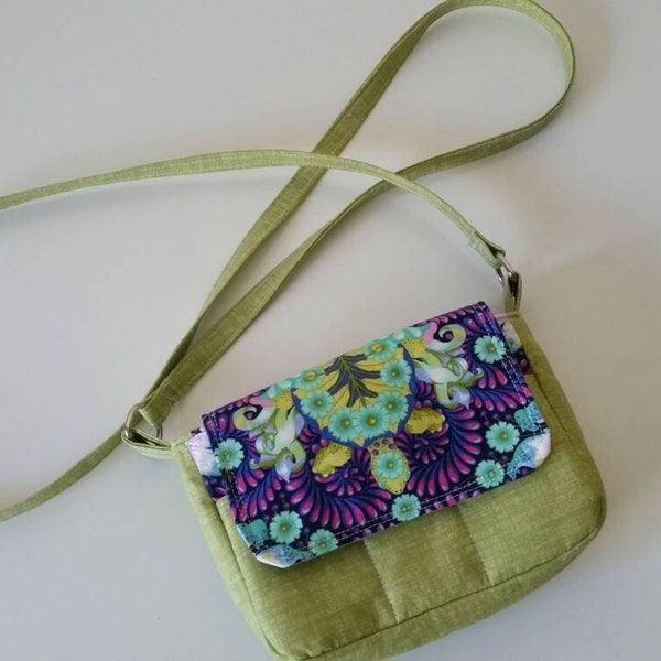 Bella Crossbody Purse PDF Sewing Pattern - 6.5" x 4.5" - Meets Stadium size regulations - 3 Slip Pockets, 1 Zipper Pocket, Magnetic Snap