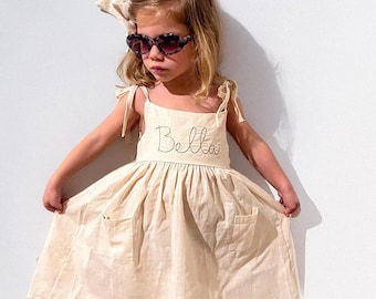 Abito in cotone e lino per bambini con monogramma: fiocco con cinturino, regalo di compleanno personalizzato