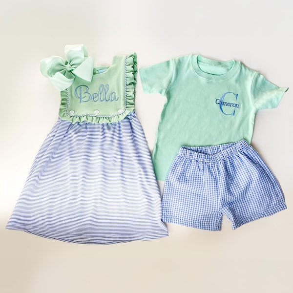 Completo per fratelli e sorelle con monogramma: vestito e pantaloncini ricamati.