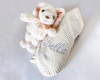 Cobertor de bebê com coelhinho e monograma: presente personalizado para chá de bebê