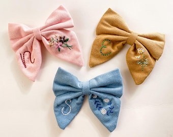 Lazo para el cabello de lino bordado: Inicial y flores personalizadas