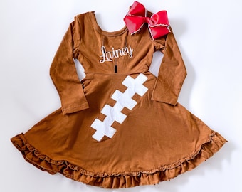 Vestido de fútbol para niña con monograma, bolsillos y lazo: Conjunto para mostrar el espíritu de equipo.