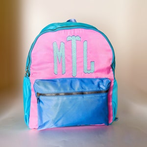Sac à dos avec écusson de couleur monogramme, brodé, personnalisé, rentrée des classes, mode, préado, adolescent