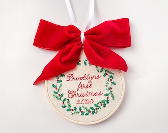 Custom Baby's First Christmas Embroidery Ornament mit Samtschleife