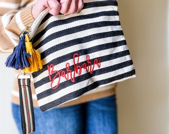 Pochette con cerniera in tela a righe monogrammata: borsa con nappina personalizzata