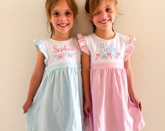 Besticktes gestreiftes Sommerkleid mit Rüschenärmeln - personalisiertes Strand-Outfit für Mädchen