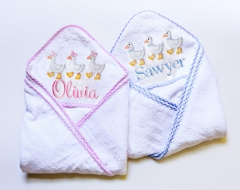 Personalized Goose Baby Hooded Towel – Custom Embroidered Bath Towel with Gingham Trim