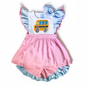 2-teiliges 2-teiliges Outfit mit Monogramm für Mädchen, Tunika und Rüschenshorts, mit Schulbusdesign, erstem Schultag und Schleife