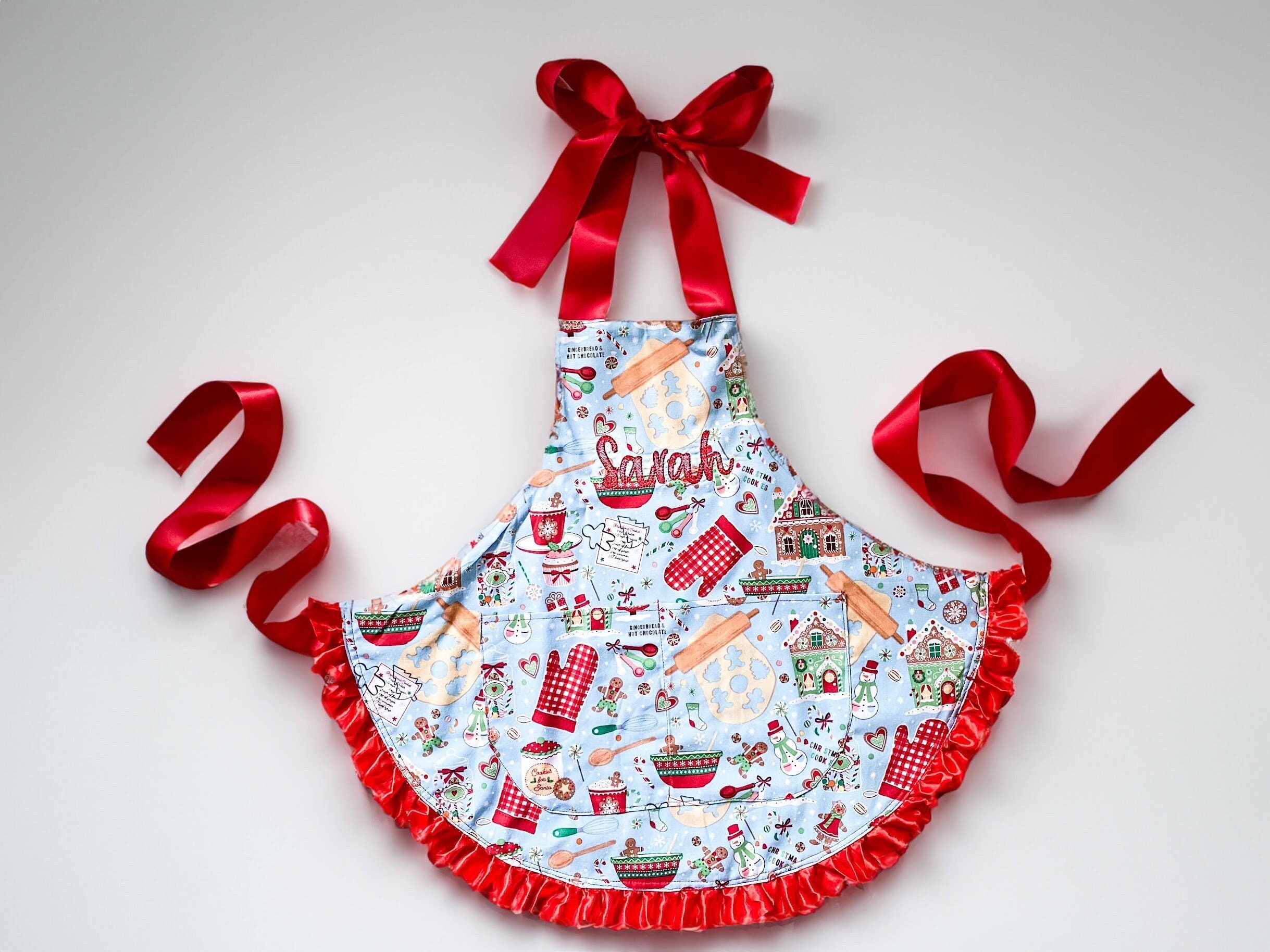 女の子用手作りモノグラムクリスマスエプロン：フリルトリム、ポケット