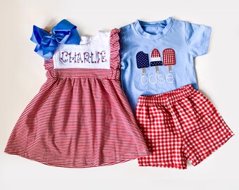 4 juli-outfit met monogram: meisjesjurk en shorts voor jongens