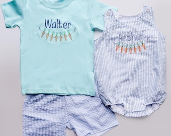 Gepersonaliseerde paasoutfit voor jongens, geborduurde wortel, blauwe seersucker