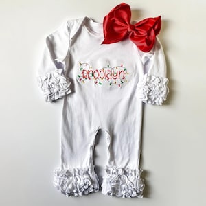 Tutina natalizia monogrammata per bambina, polsini con volant, grazioso motivo ad albero di Natale, vestito personalizzato